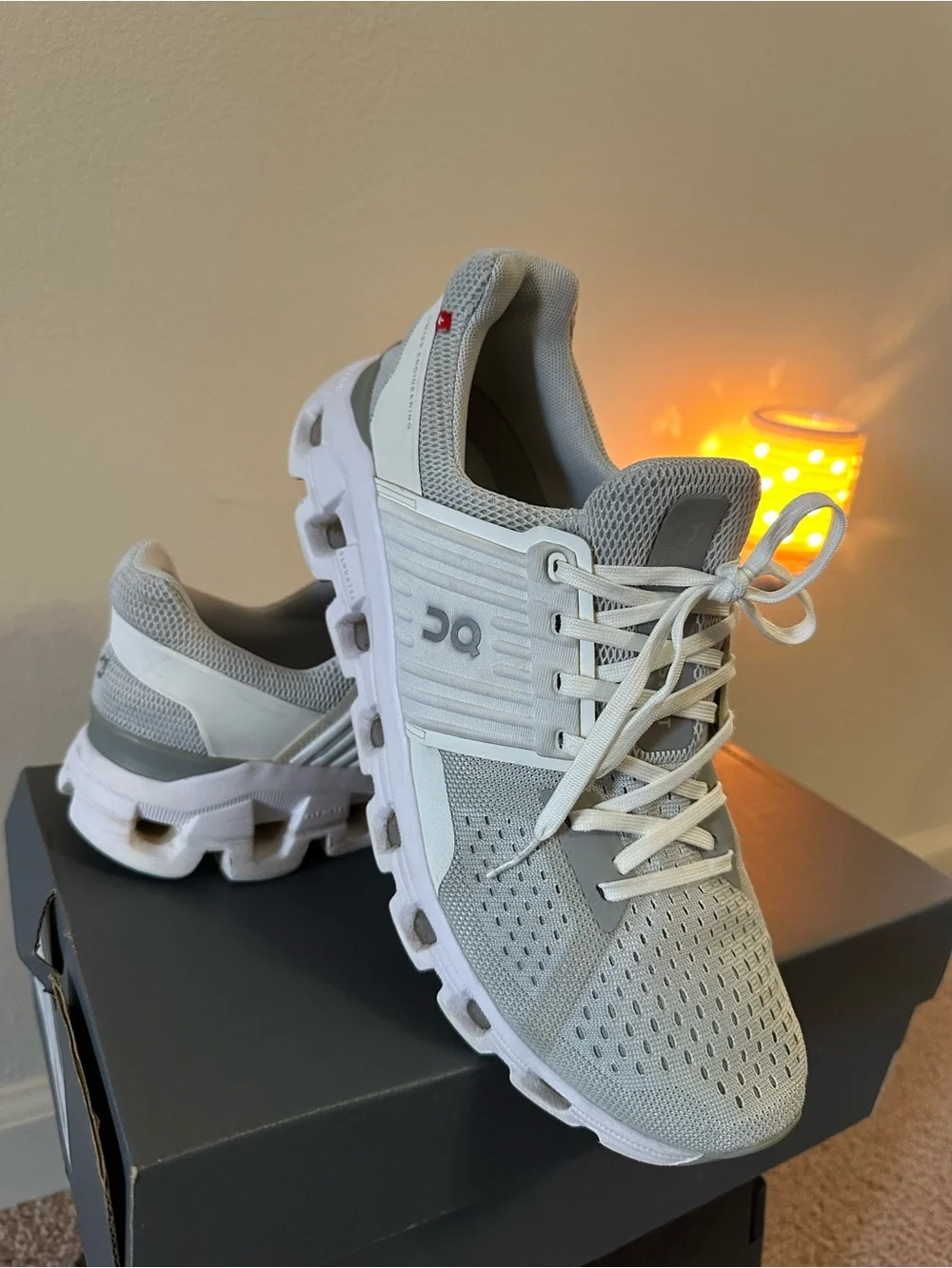 On Cloudswift Sneakers in Light Gray and White Size W9